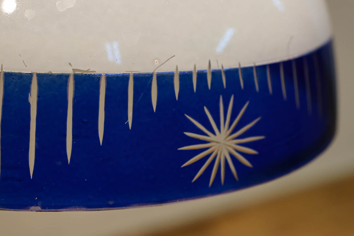 大正浪漫!! 鮮やかな青色ガラスが映える乳白ガラス切子の電笠　DC8895