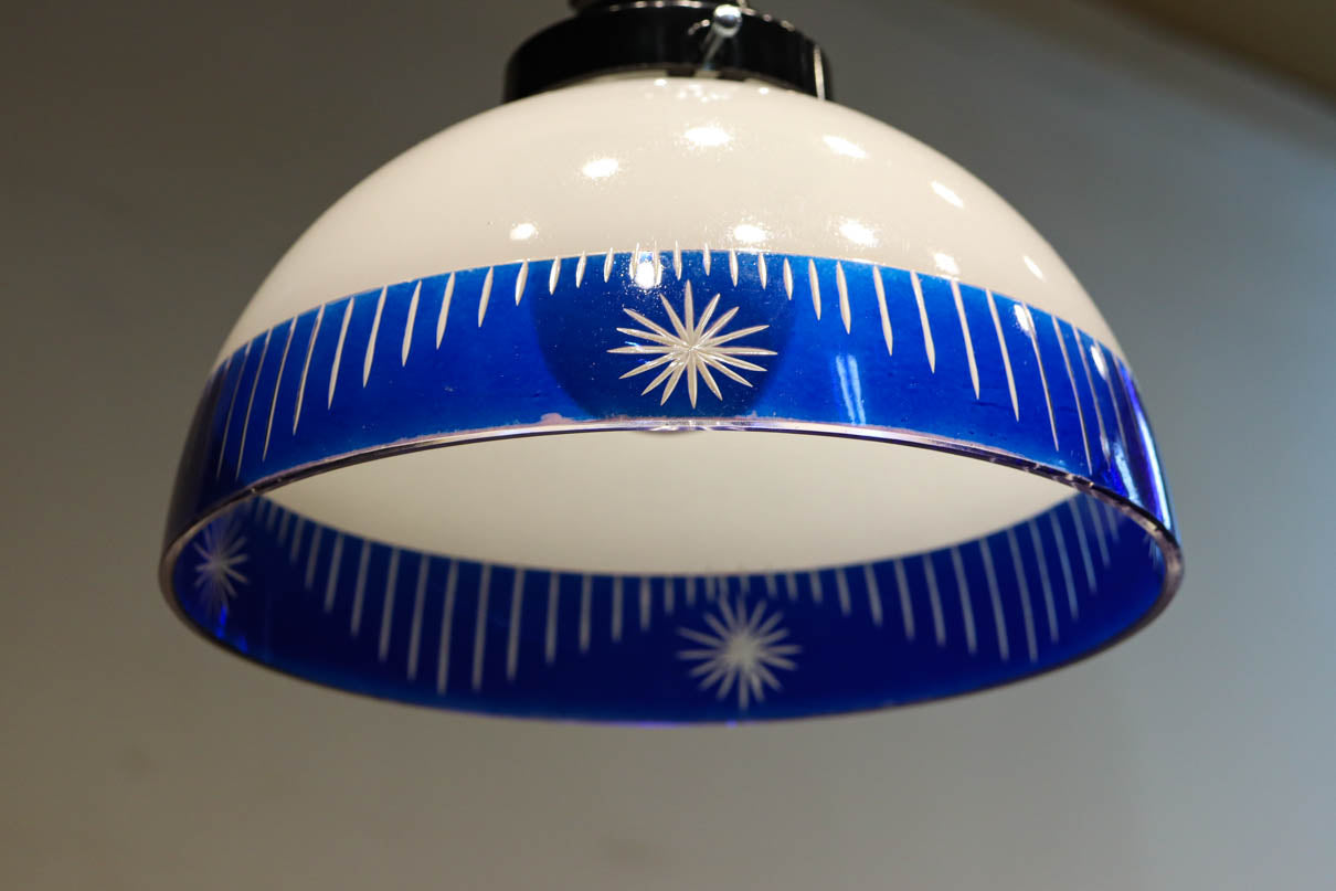 大正浪漫!! 鮮やかな青色ガラスが映える乳白ガラス切子の電笠　DC8895