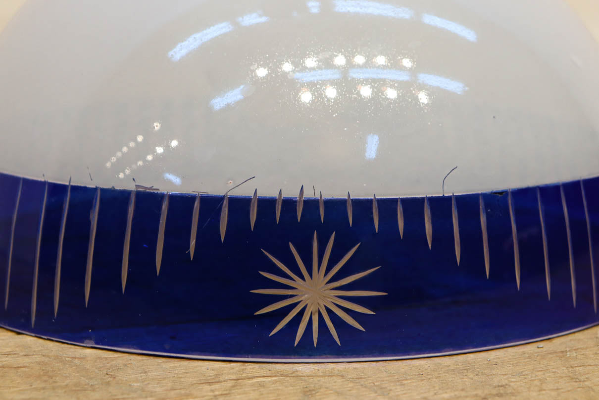 大正浪漫!! 鮮やかな青色ガラスが映える乳白ガラス切子の電笠　DC8895