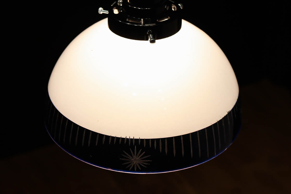 大正浪漫!! 鮮やかな青色ガラスが映える乳白ガラス切子の電笠　DC8895