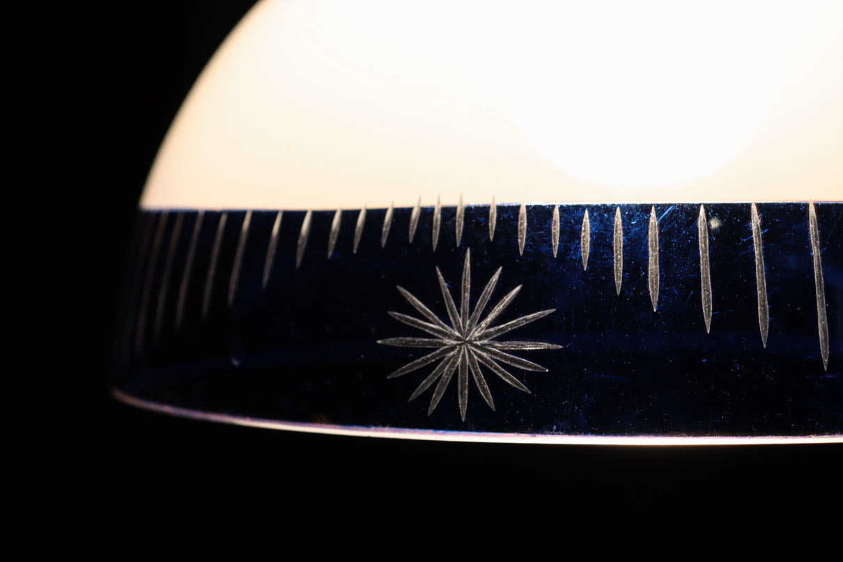 大正浪漫!! 鮮やかな青色ガラスが映える乳白ガラス切子の電笠　DC8895