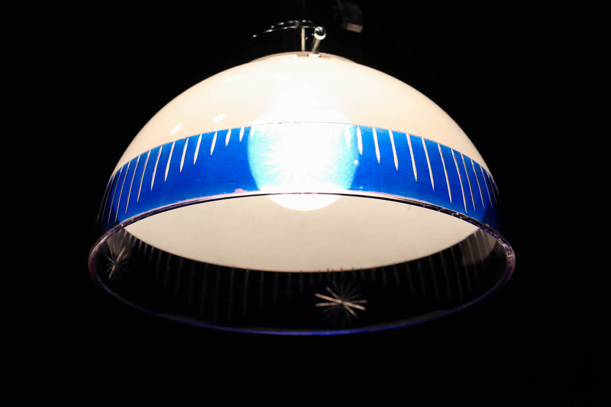 大正浪漫!! 鮮やかな青色ガラスが映える乳白ガラス切子の電笠　DC8895