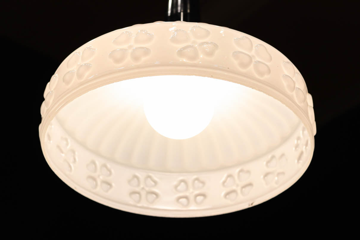 四つ葉のクローバー模様がお洒落なプレスガラスの電笠　DC8898