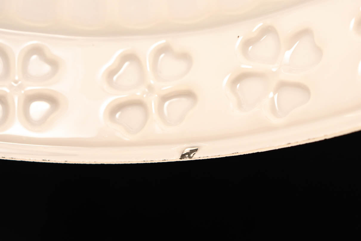 四つ葉のクローバー模様がお洒落なプレスガラスの電笠　DC8898