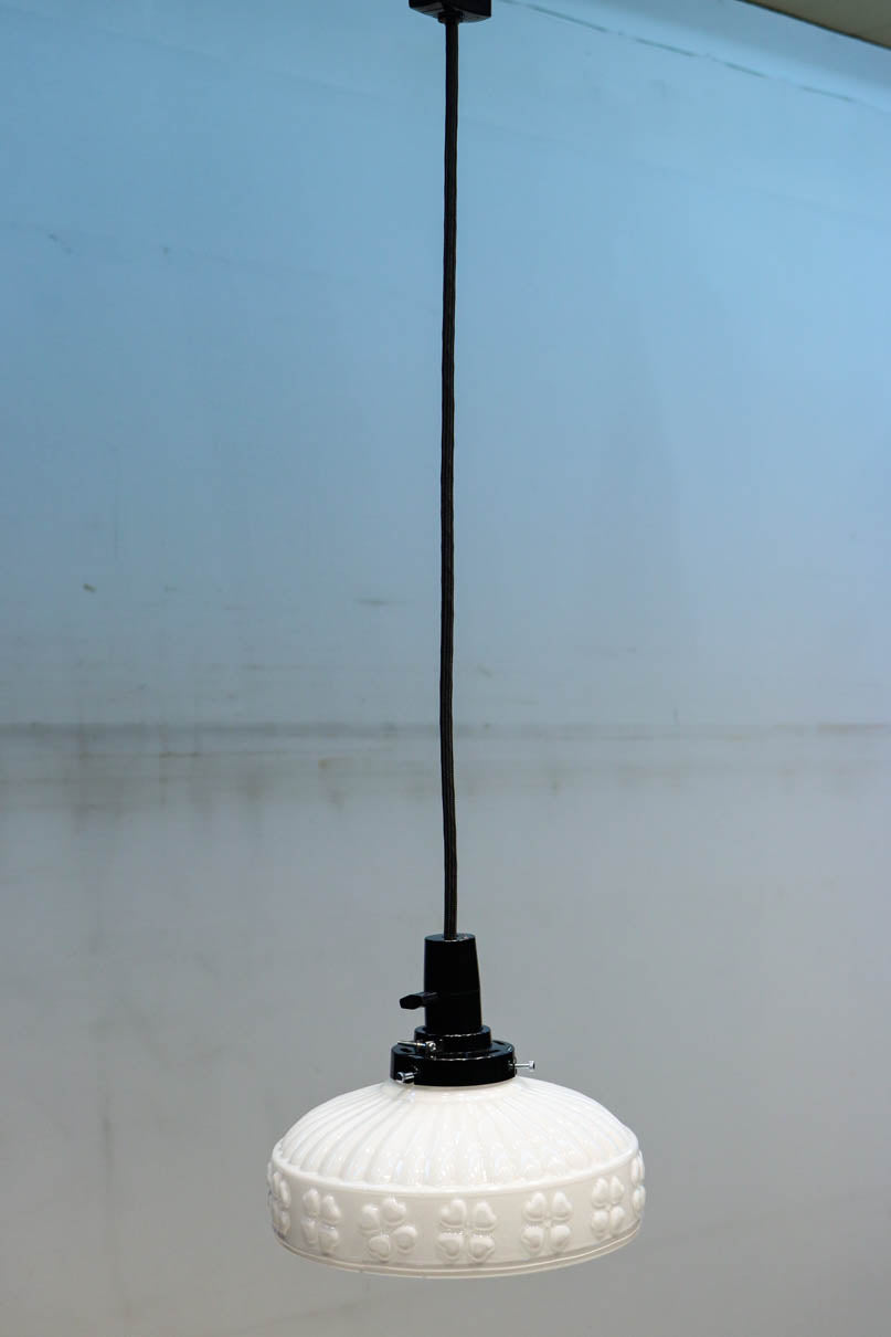 四つ葉のクローバー模様がお洒落なプレスガラスの電笠　DC8898