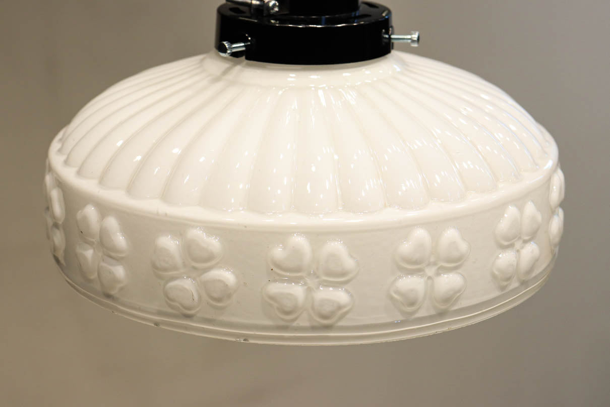 四つ葉のクローバー模様がお洒落なプレスガラスの電笠　DC8898