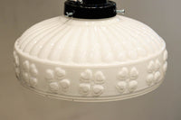 四つ葉のクローバー模様がお洒落なプレスガラスの電笠　DC8898