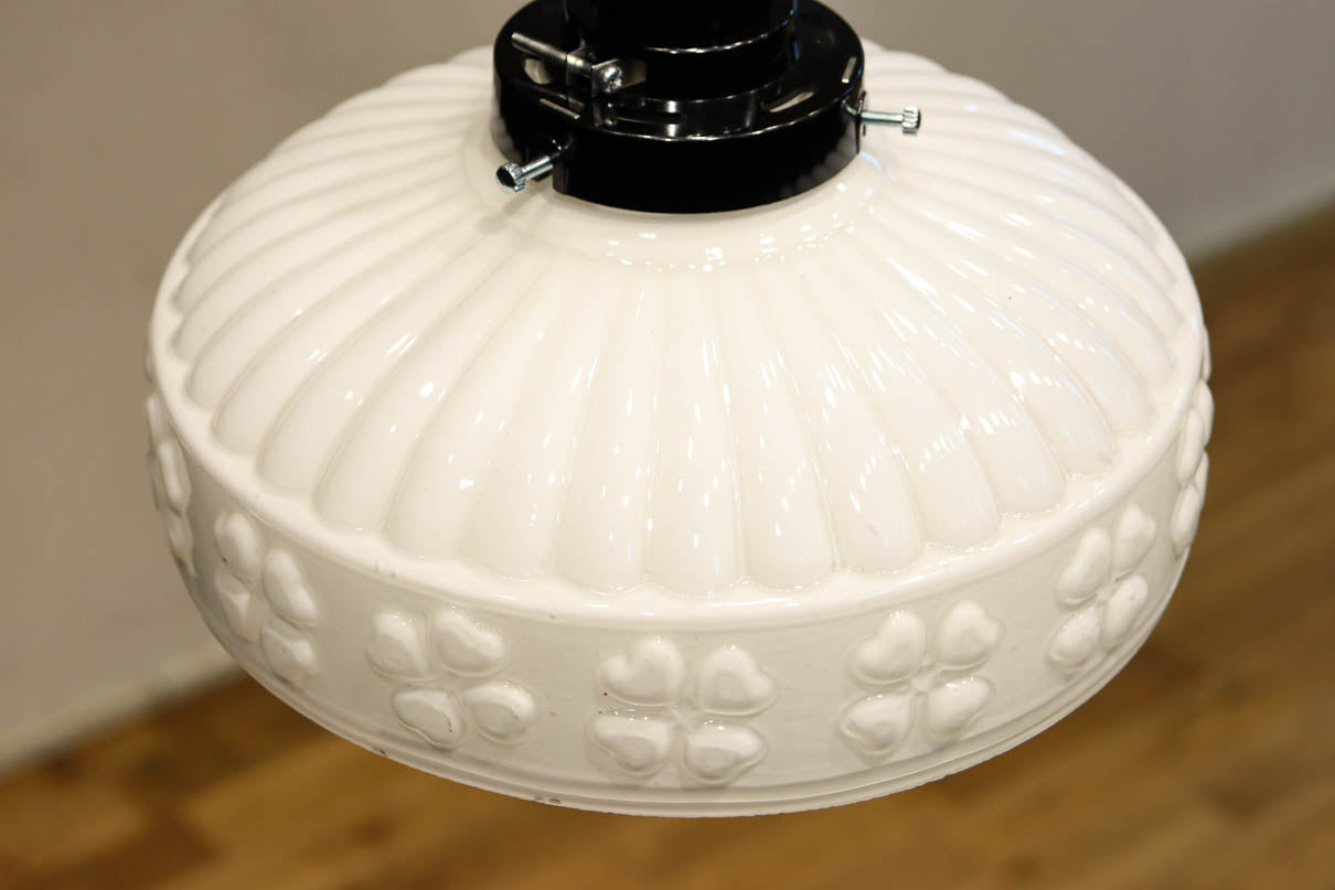 四つ葉のクローバー模様がお洒落なプレスガラスの電笠　DC8898