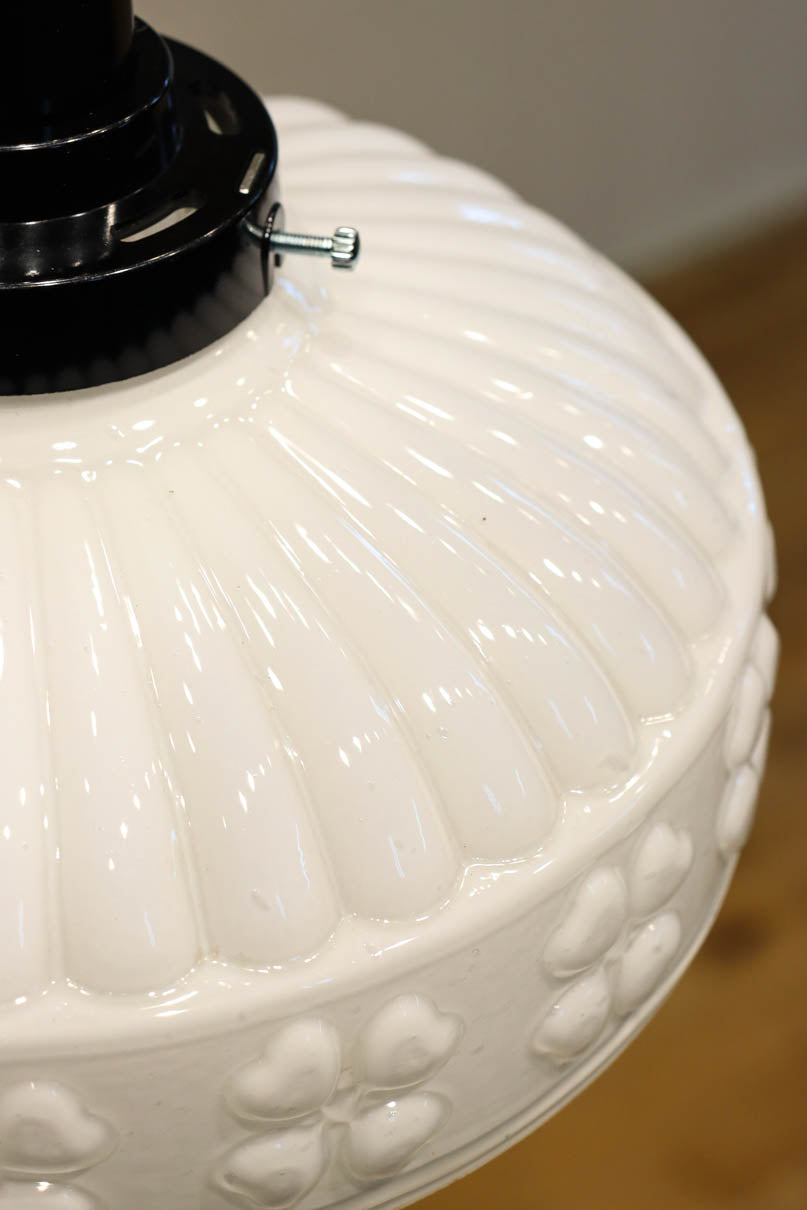 四つ葉のクローバー模様がお洒落なプレスガラスの電笠　DC8898