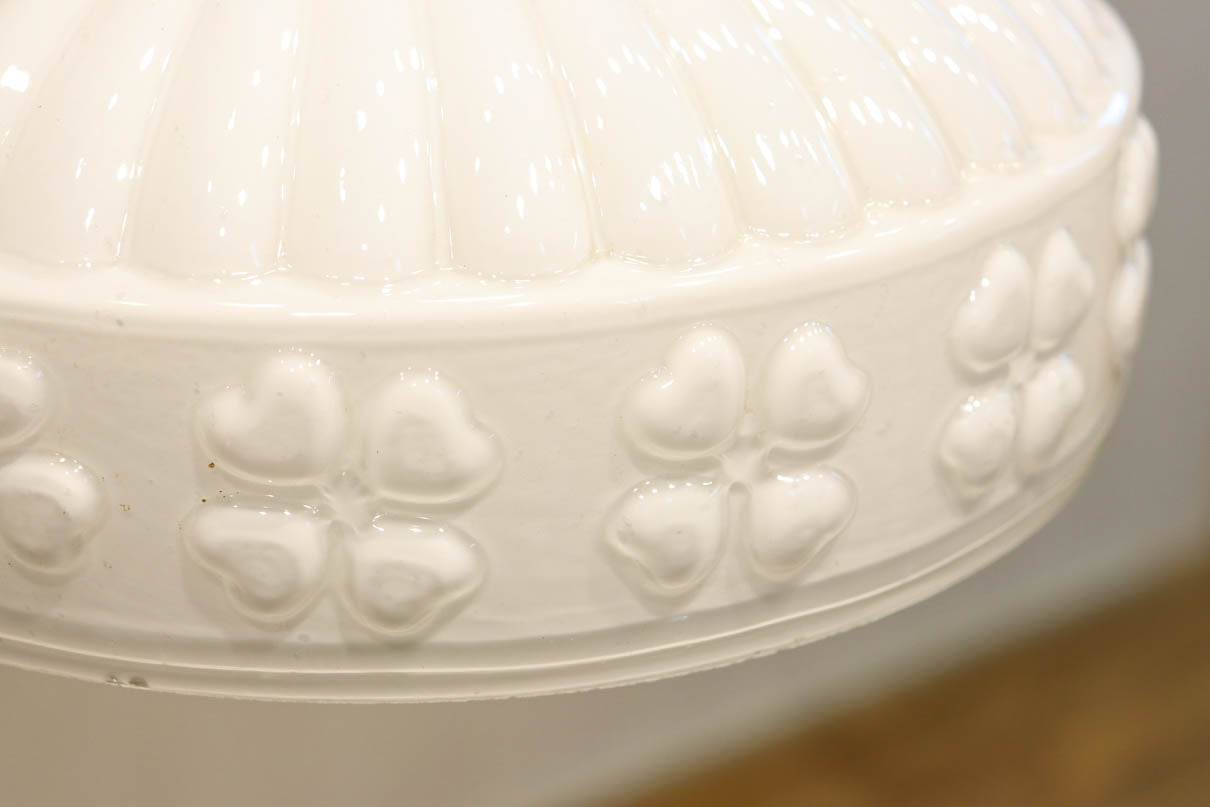 四つ葉のクローバー模様がお洒落なプレスガラスの電笠　DC8898