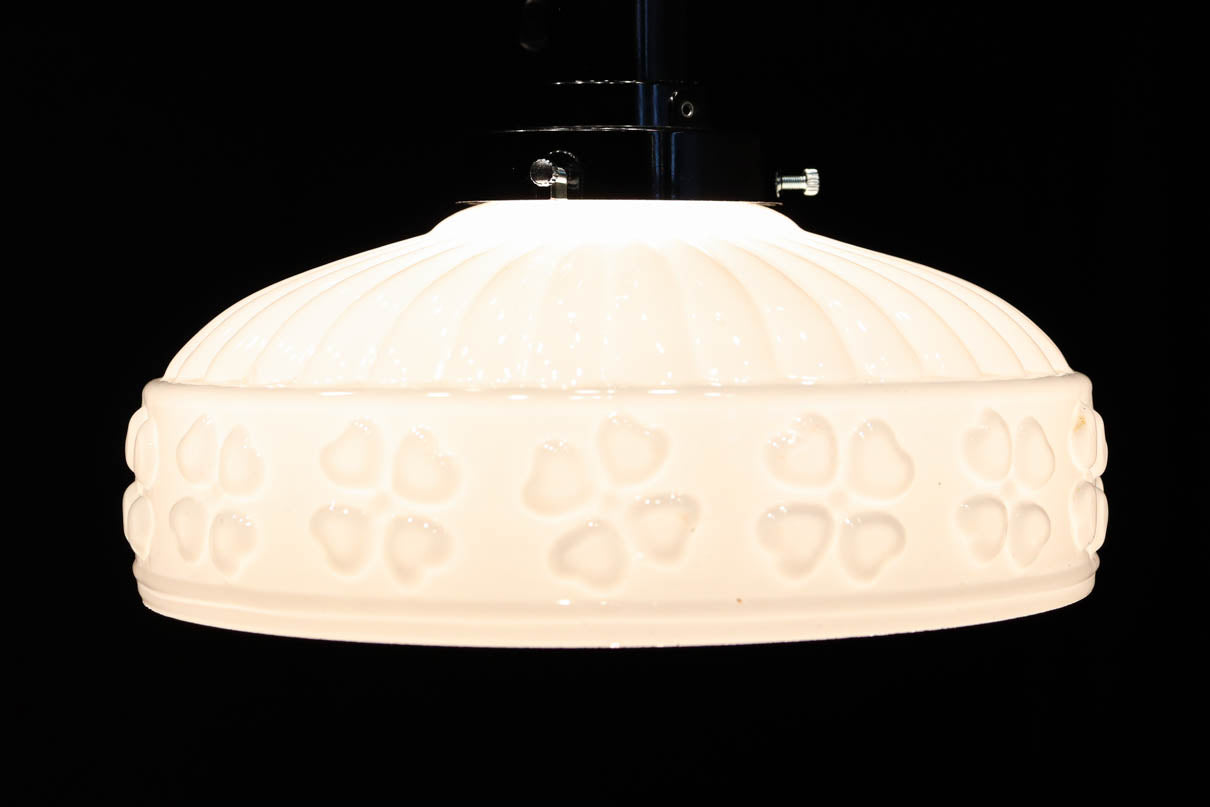 四つ葉のクローバー模様がお洒落なプレスガラスの電笠　DC8898