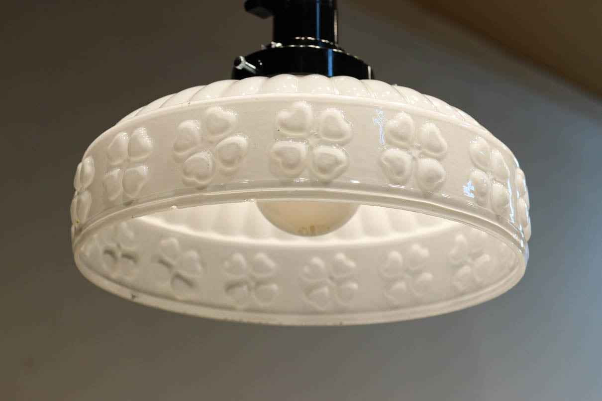 四つ葉のクローバー模様がお洒落なプレスガラスの電笠　DC8898