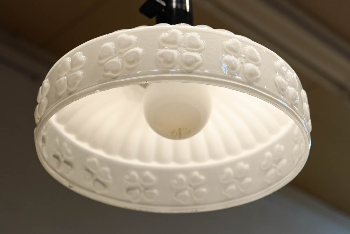 四つ葉のクローバー模様がお洒落なプレスガラスの電笠　DC8898