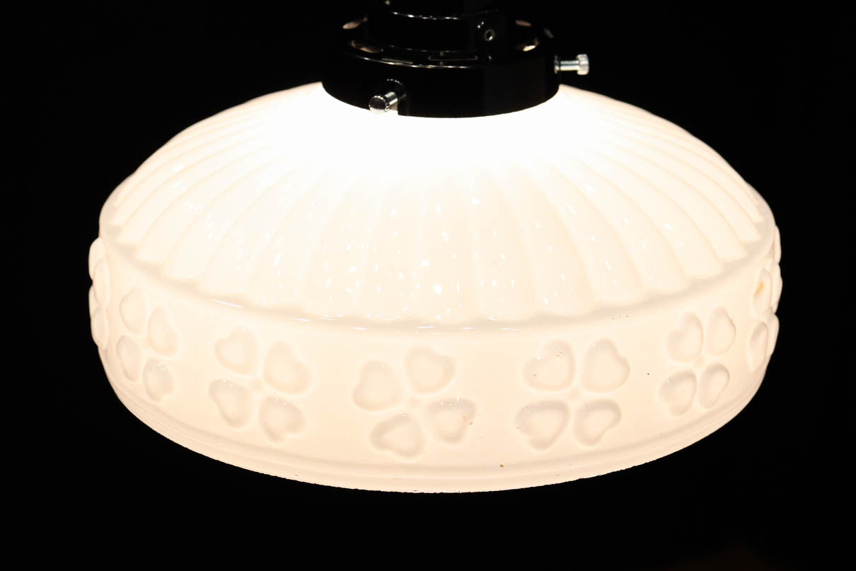 四つ葉のクローバー模様がお洒落なプレスガラスの電笠　DC8898