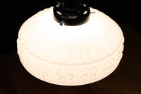 四つ葉のクローバー模様がお洒落なプレスガラスの電笠　DC8898