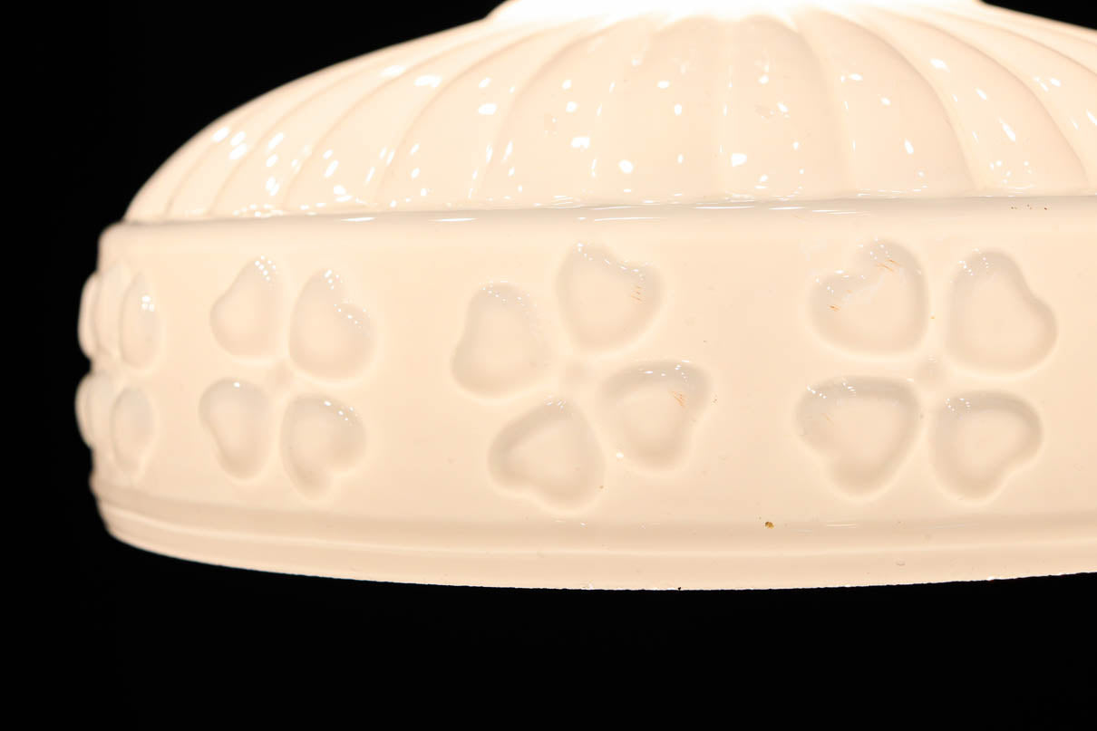 四つ葉のクローバー模様がお洒落なプレスガラスの電笠　DC8898