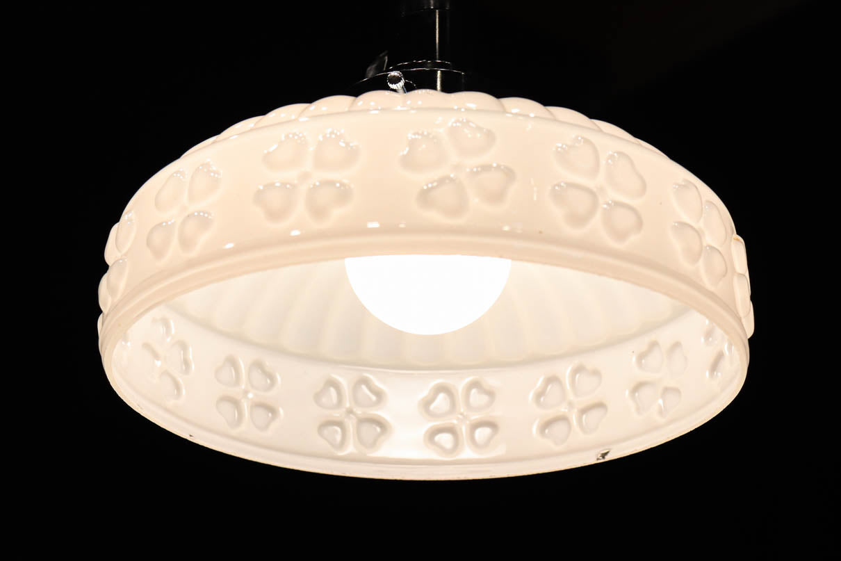 四つ葉のクローバー模様がお洒落なプレスガラスの電笠　DC8898