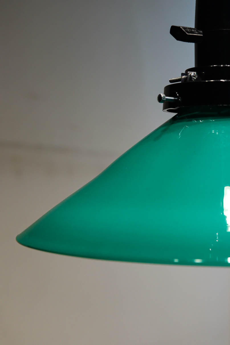 エメラルドグリーンで落ち着きあるレトロな電笠　DC8901