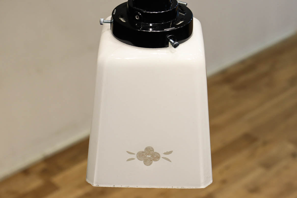 お花の透かし絵が浮かぶ四角いシルエットの電笠　DC8903