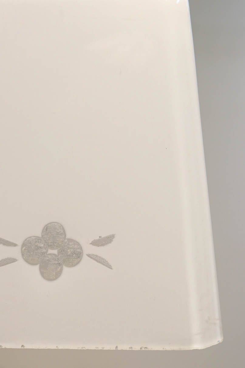 お花の透かし絵が浮かぶ四角いシルエットの電笠　DC8903