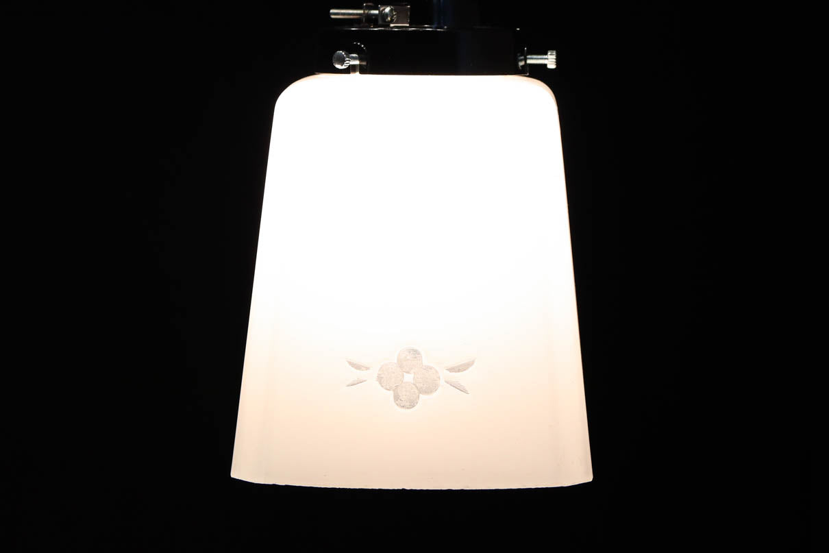 お花の透かし絵が浮かぶ四角いシルエットの電笠　DC8903