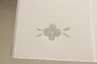 お花の透かし絵が浮かぶ四角いシルエットの電笠　DC8903