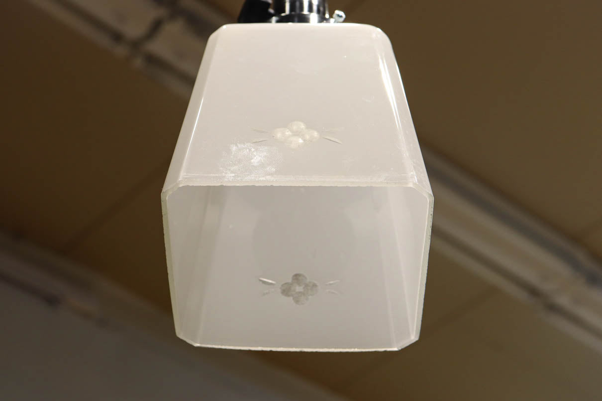 お花の透かし絵が浮かぶ四角いシルエットの電笠　DC8903