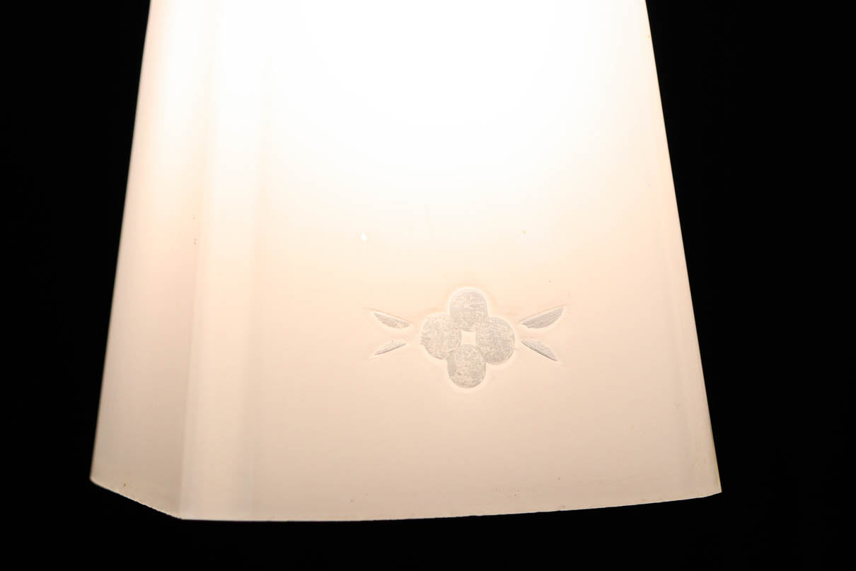 お花の透かし絵が浮かぶ四角いシルエットの電笠　DC8903