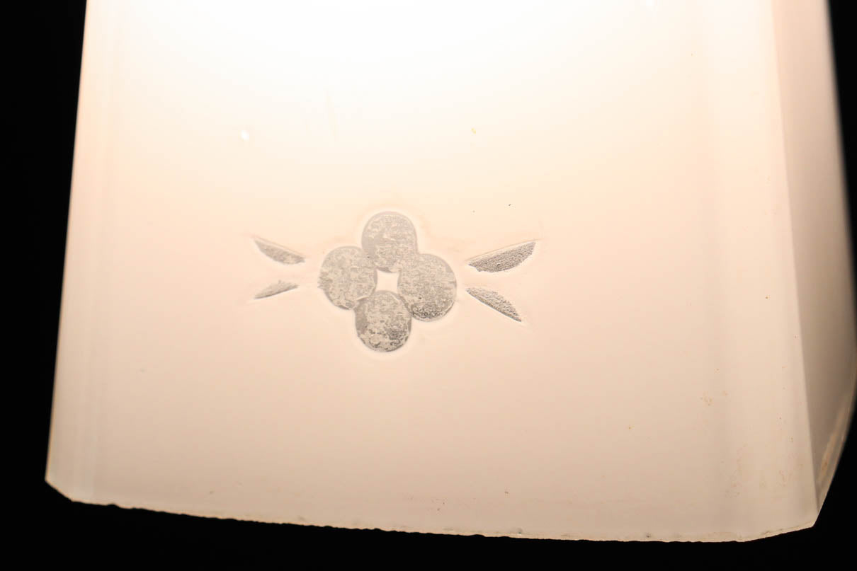 お花の透かし絵が浮かぶ四角いシルエットの電笠　DC8903