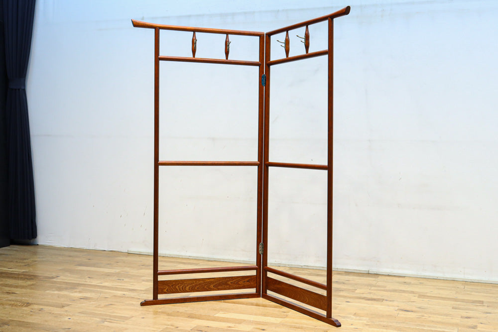 穏やかな色彩で風情溢れるフック付きの衣桁　DC8909