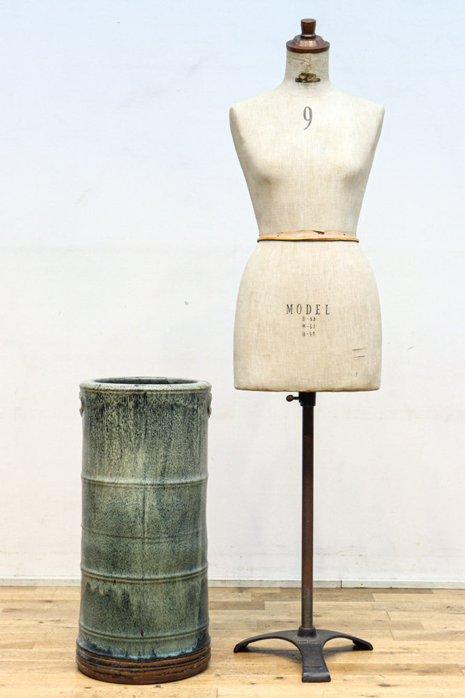 ガーデニングなどの花器にされても素敵な陶器製立ち火鉢　DC8910