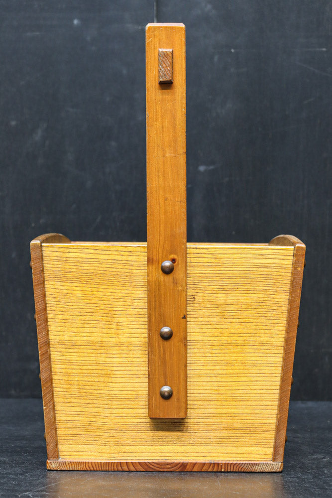 温かみのある木地色の持ち手付き炭入れ　DC8915