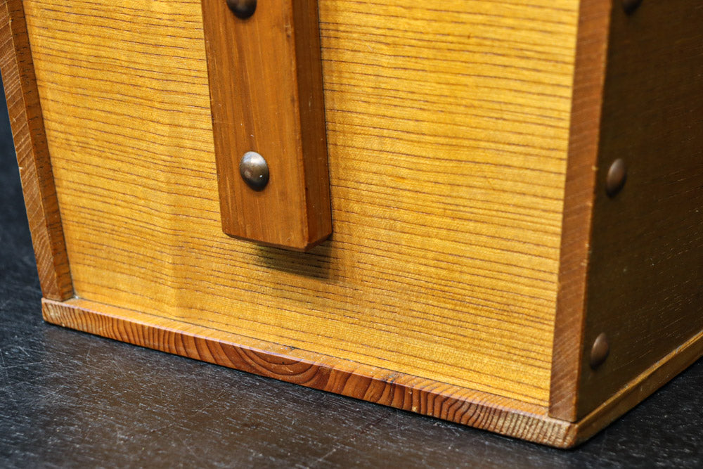 温かみのある木地色の持ち手付き炭入れ　DC8915