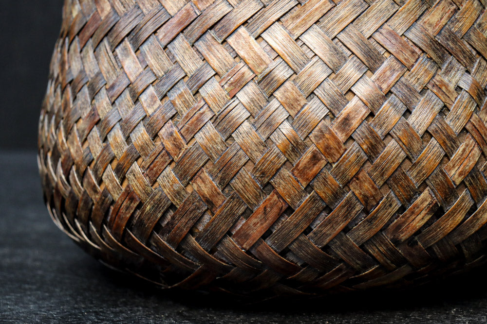 味わいある風合いの竹編みカゴの炭入れ　DC8917