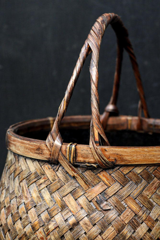 味わいある風合いの竹編みカゴの炭入れ　DC8917