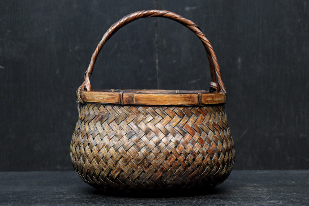 味わいある風合いの竹編みカゴの炭入れ　DC8917