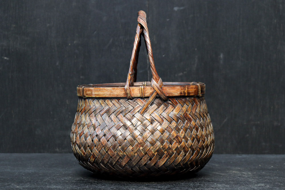 味わいある風合いの竹編みカゴの炭入れ　DC8917