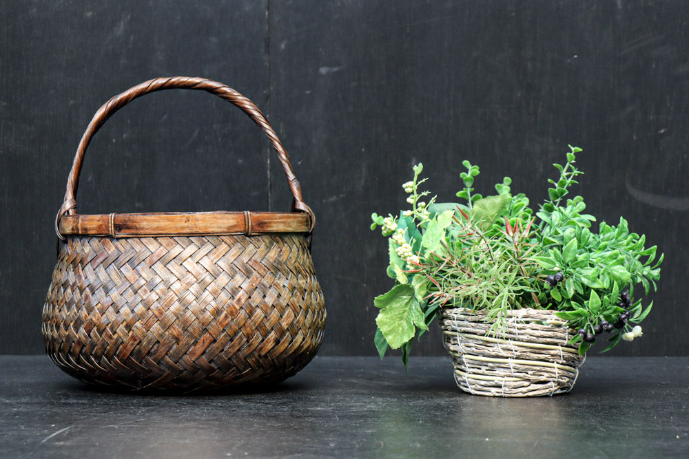 味わいある風合いの竹編みカゴの炭入れ　DC8917