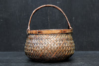 味わいある風合いの竹編みカゴの炭入れ　DC8917
