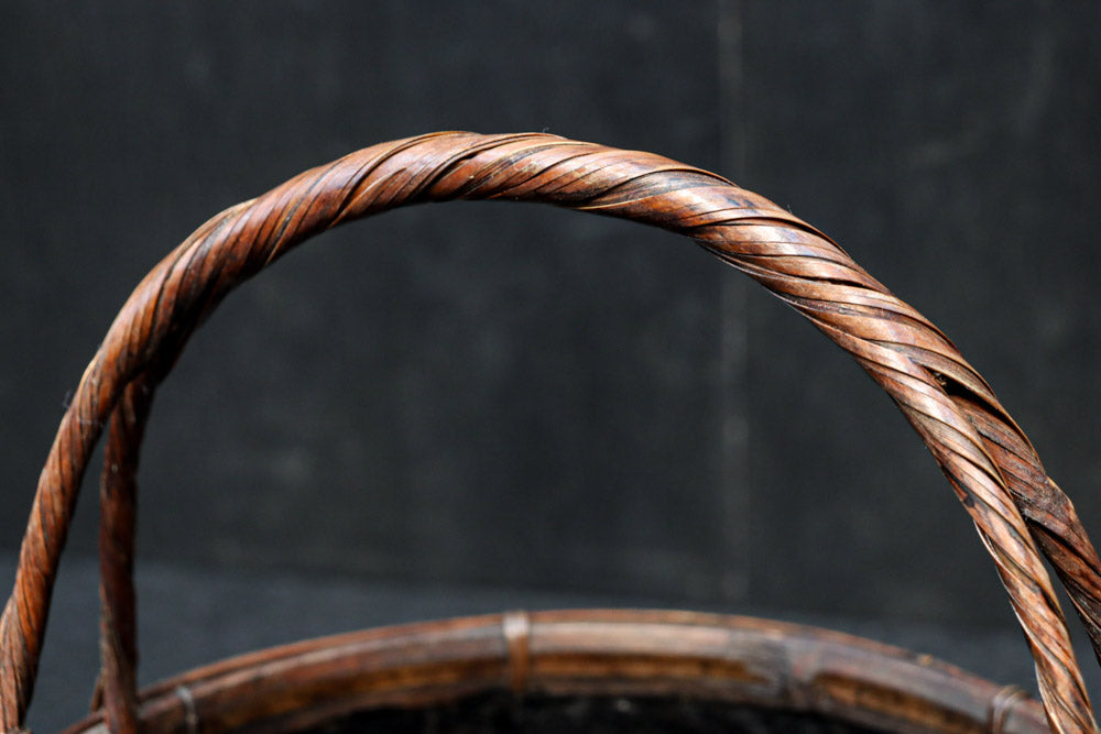 味わいある風合いの竹編みカゴの炭入れ　DC8917