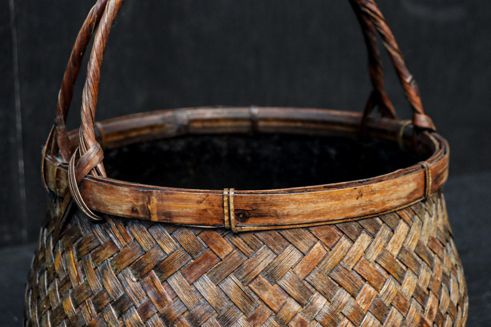 味わいある風合いの竹編みカゴの炭入れ　DC8917