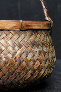 味わいある風合いの竹編みカゴの炭入れ　DC8917