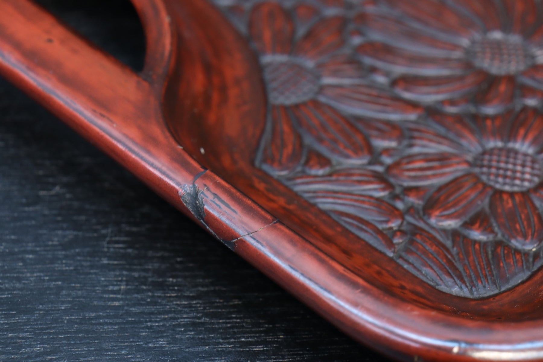 花模様を散りばめた風合い溢れる鎌倉彫の長手盆　DC8921