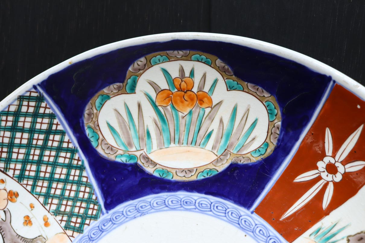 和の趣きある花柄模様を鮮やかに描いた古伊万里の大皿 DC8929 – 古福庵