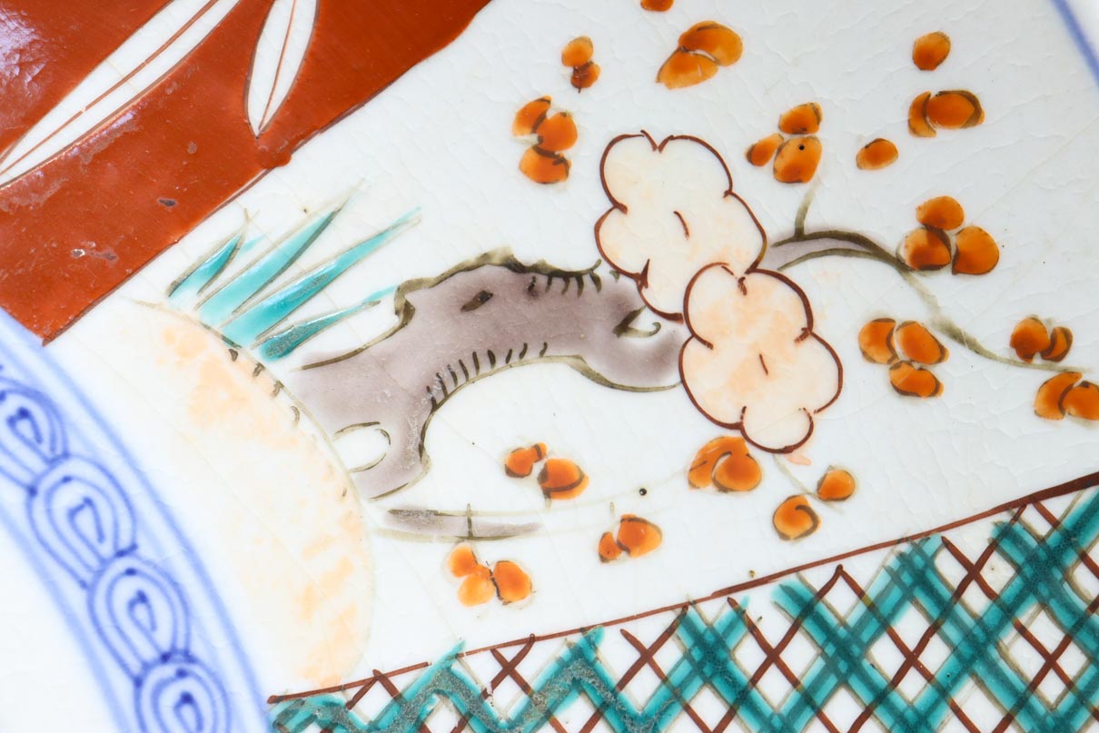 和の趣きある花柄模様を鮮やかに描いた古伊万里の大皿 DC8929 – 古福庵