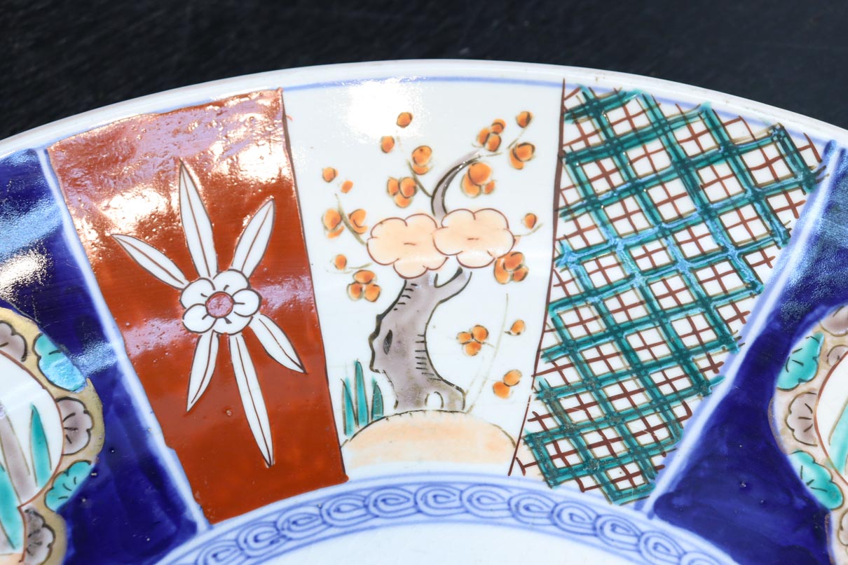 多色花柄の陶器皿　古伊万里　大皿 和の趣きある花柄模様を鮮やかに描いた古伊万里の大皿 DC8929 – 古福庵