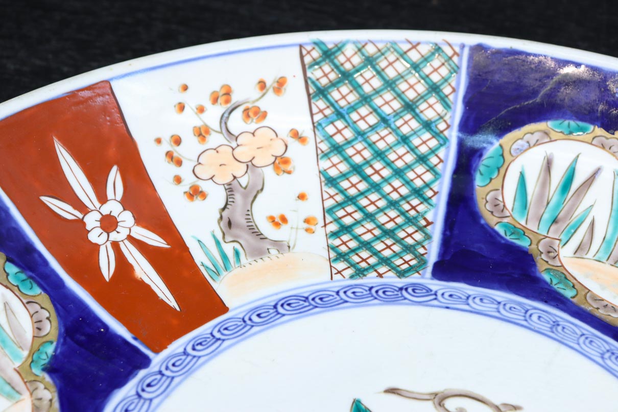 和の趣きある花柄模様を鮮やかに描いた古伊万里の大皿 DC8929 – 古福庵