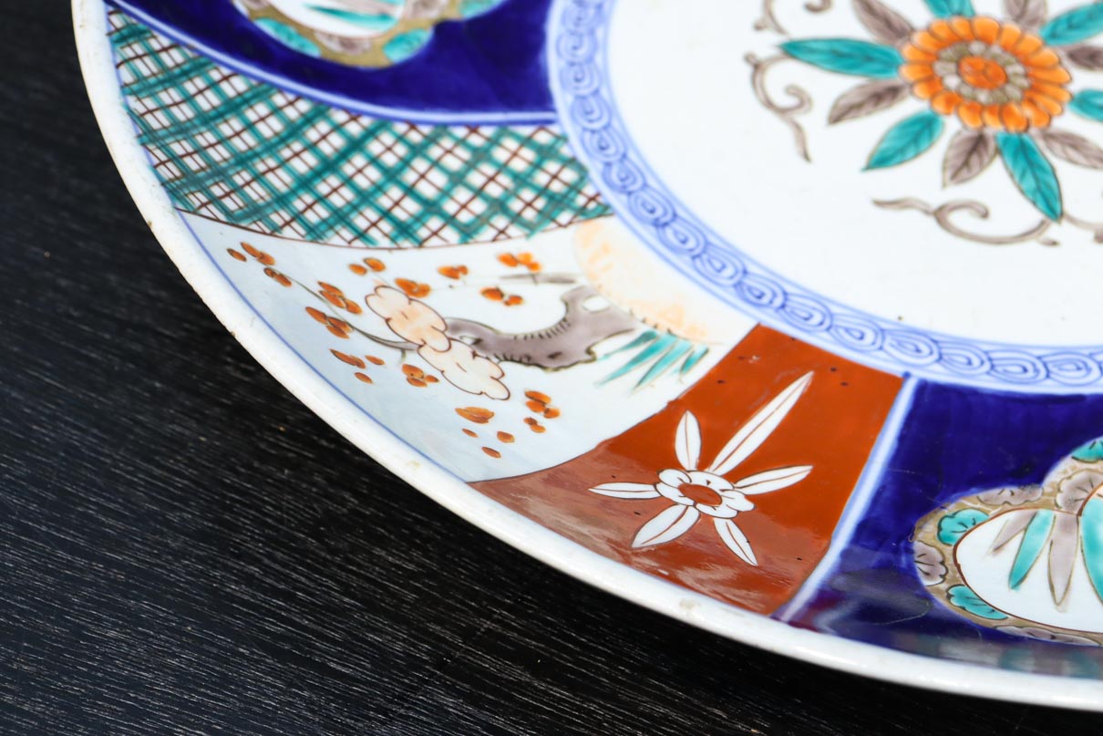 和の趣きある花柄模様を鮮やかに描いた古伊万里の大皿 DC8929 – 古福庵
