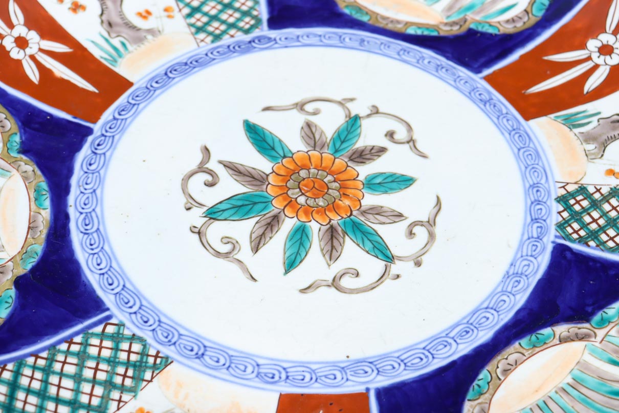 和の趣きある花柄模様を鮮やかに描いた古伊万里の大皿 DC8929 – 古福庵