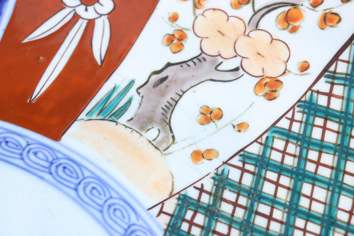 和の趣きある花柄模様を鮮やかに描いた古伊万里の大皿 DC8929 – 古福庵